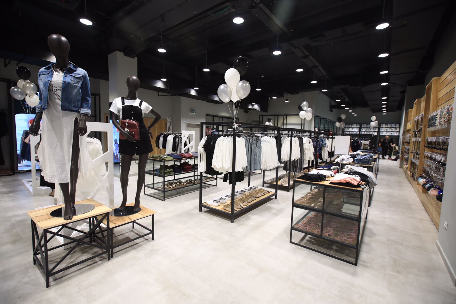 700 מ''ר של אופנת נשים במחירים הוגנים לכל כיס (צילום: בננו)